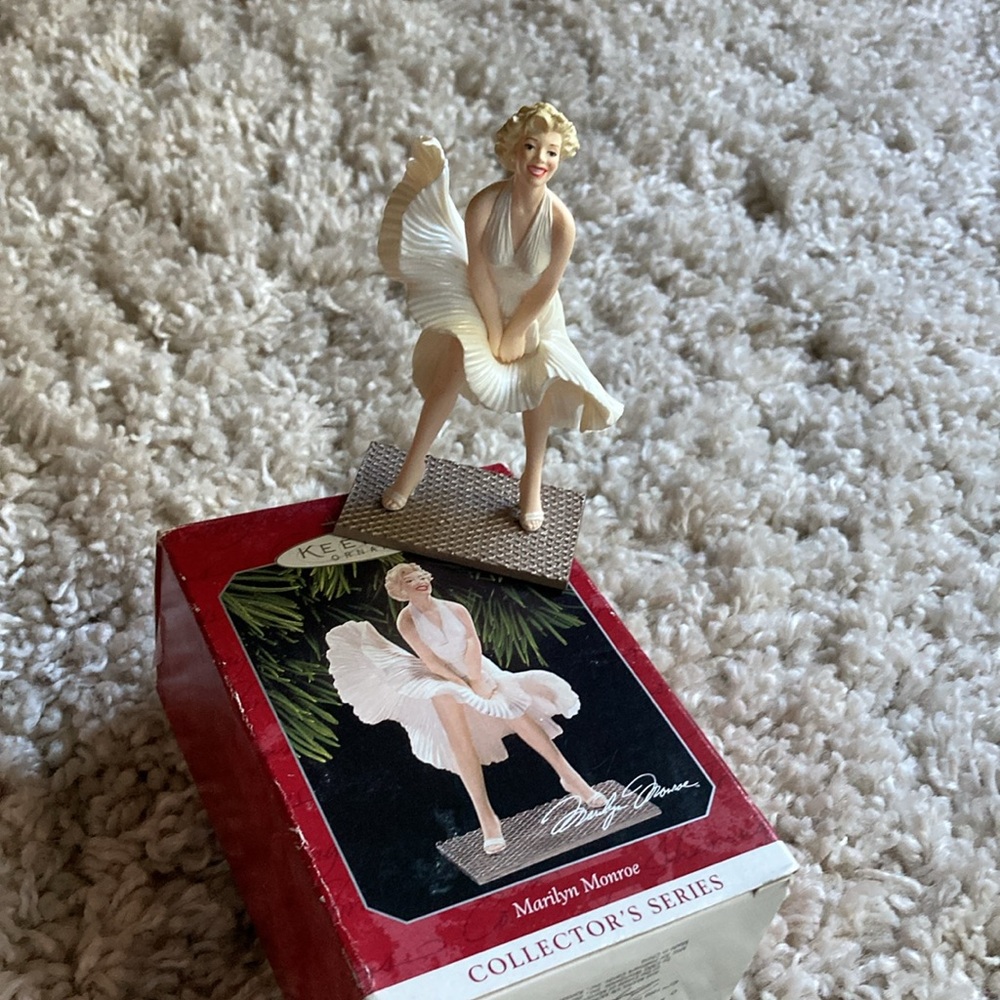 Hallmark Keepsake Ornament - 1998 Marilyn Monroe